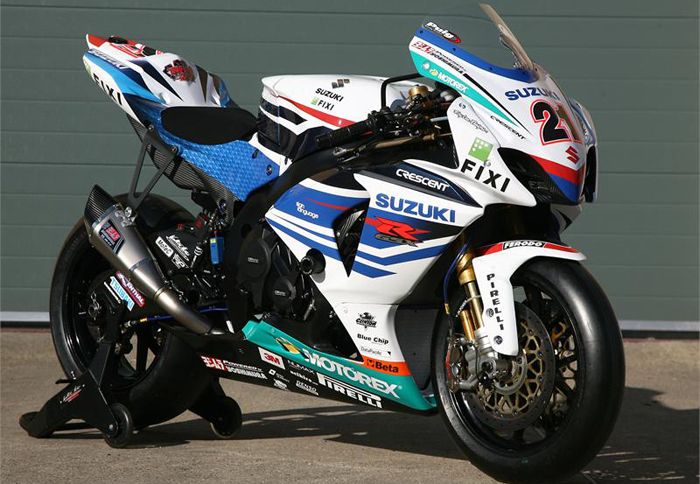 Στη Βρετανία πραγματοποιήθηκε η παρουσίαση της νέας GSX-R από τους John Hopkins Στη Βρετανία πραγματοποιήθηκε η παρουσίαση της νέας GSX-R από τους John Hopkins και Leon Camier.