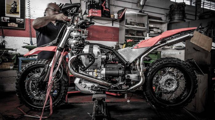 O καλλιτέχνης επί το έργον. Ναι, βαριά η μοτοσικλέτα για ΜΧ, συμφωνούμε. Όμως... τόσο όμορφη!