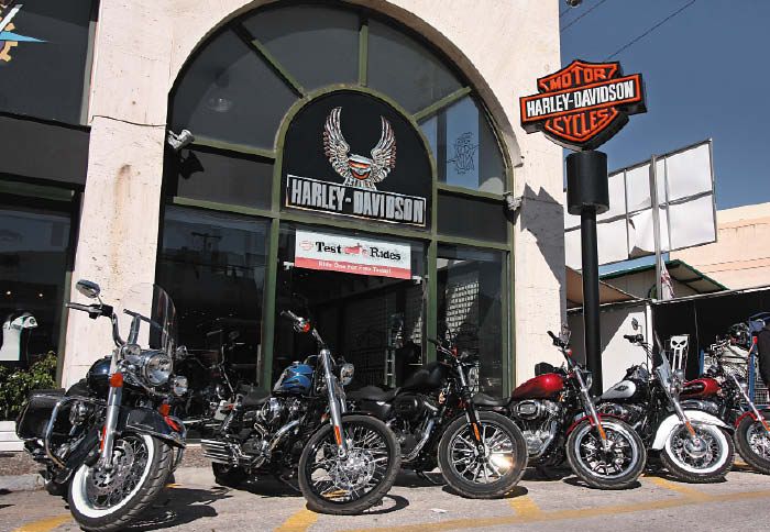 Τα μοντέλα της Harley-Davidson εμπρός από το κατάστημα της αντιπροσωπείας.
