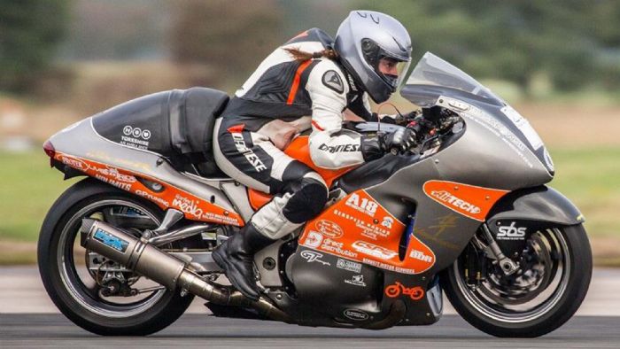 H εν λίγω Suzuki Hayabusa των 650 ίππων στα χέρια της Becci Ellis. H εν λίγω Suzuki Hayabusa των 650 ίππων στα χέρια της Becci Ellis.