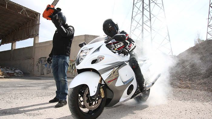 Αν οδηγούσε μοτοσικλέτα ο σχιζοφρενής δολοφόνος με το πριόνι, αυτή θα ήταν το Ha Αν οδηγούσε μοτοσικλέτα ο σχιζοφρενής δολοφόνος με το πριόνι, αυτή θα ήταν το Hayabusa.