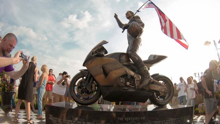 Αποκαλύφθηκε το άγαλμα του Nicky Hayden Αποκαλύφθηκε το άγαλμα του Nicky Hayden