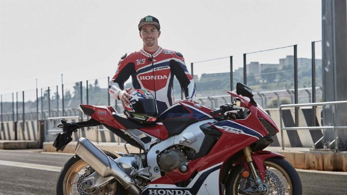 Ο Nicky Hayden κατά την παρουσίαση της νέας CBR1000, το 2016. 