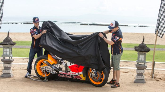 Στο εξωτικό Μπαλί έγινε η παρουσίαση της εργοστασιακής ομάδας MotoGP της Honda. Οι Dani Pedrosa (αριστερά) και Marc Marquez αποκάλυψαν το νέο RC213V. 