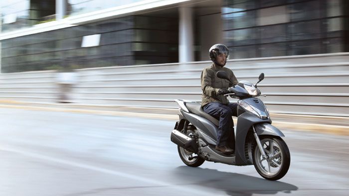 Ο μονοκύλινδρος κινητήρας του Honda SH αποδίδει 27 ίππους και 2,7 kgm ροπής. 