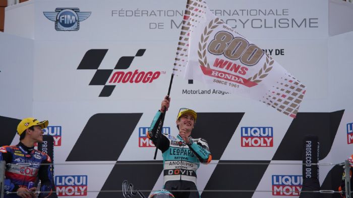 O Jaume Masia γιορτάζοντας την 800η νίκη της Honda στα Grand Prix. O Jaume Masia γιορτάζοντας την 800η νίκη της Honda στα Grand Prix.