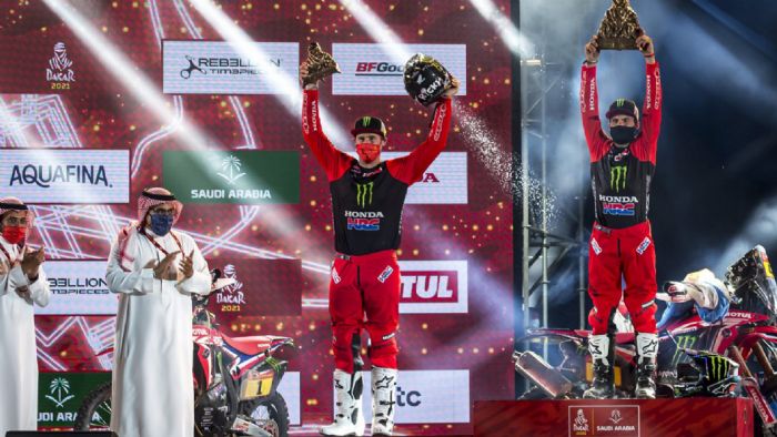 Οι αναβάτες της Honda, Kevin Benavides και Ricky Brabec, στο βάθρο. Οι αναβάτες της Honda, Kevin Benavides και Ricky Brabec, στο βάθρο.