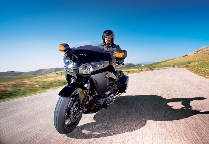 Η νέα έκδοση του Gold Wing, με το όνομα F6B, αποτελεί μια ελαφρύτερη κατά 28 κιλ Η νέα έκδοση του Gold Wing, με το όνομα F6B, αποτελεί μια ελαφρύτερη κατά 28 κιλά μοτοσικλέτα.