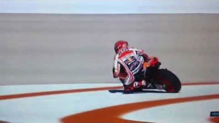 Κατάφερε να μείνει πάνω στη μοτοσυκλέτα. Κατάφερε να μείνει πάνω στη μοτοσυκλέτα.