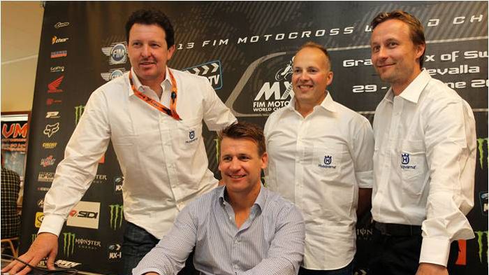 Οι Jacky Martens (τέρμα αριστερά), Pit Beier (καθιστός) και Antti Pyrhonen (τέρμ Οι Jacky Martens (τέρμα αριστερά), Pit Beier (καθιστός) και Antti Pyrhonen (τέρμα δεξιά) μετά τη συνεντευξη Τύπου και τα ευχάριστα νέα.