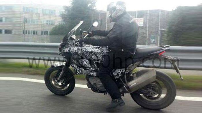 Ένα μοντέλο που μοιάζει με Nuda 900, αλλά με touring εξοπλισμό, «συλλήφθηκε» από Ένα μοντέλο που μοιάζει με Nuda 900, αλλά με touring εξοπλισμό, «συλλήφθηκε» από το φωτογραφικό φακό σε φάση δοκιμών.