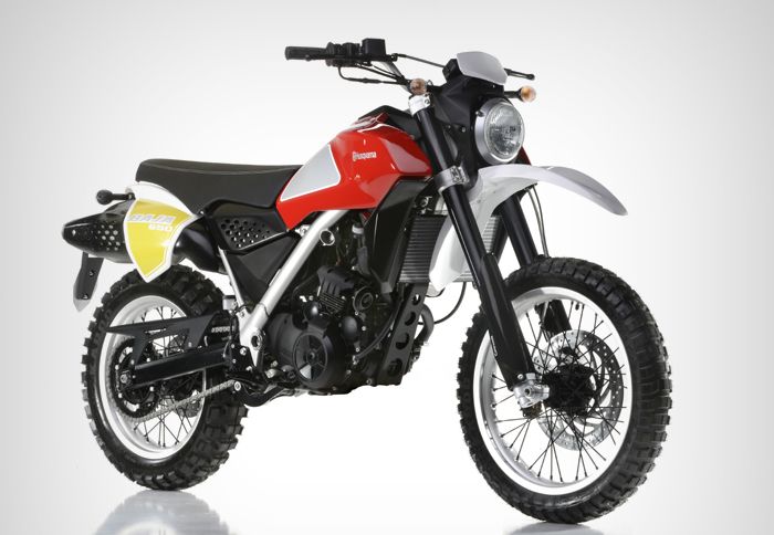 H Husqvarna παρουσίασε ξανά το Baja Concept της, το οποίο έχει ανανεωθεί και μοι H Husqvarna παρουσίασε ξανά το Baja Concept της, το οποίο έχει ανανεωθεί και μοιάζει πιο κοντά στη μαζική παραγωγή.