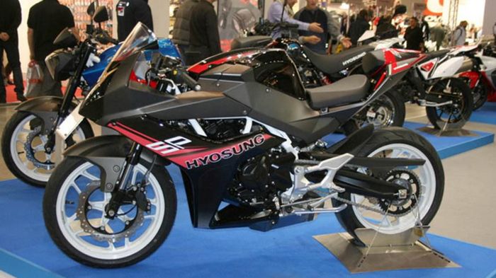 Η Hyosung παρουσίασε επίσημα το μοντέλο παραγωγής του GD250R, το οποίο βασίστηκε στο γυμνό GD250N. 