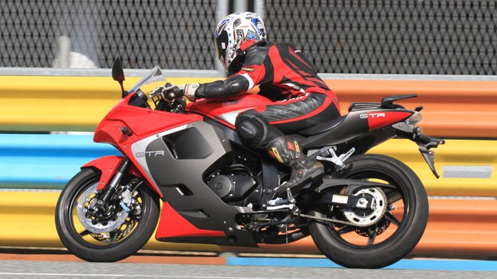 Με νέο φέρινγκ παρουσιάστηκε το Hyosung GT250R στην Ινδία.