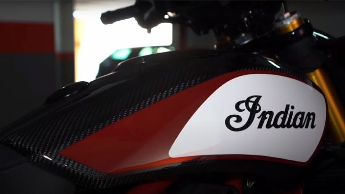 Η κλεφτή ματιά στο ρεζερβουάρ της νέας FTR Carbon από την Indian. 