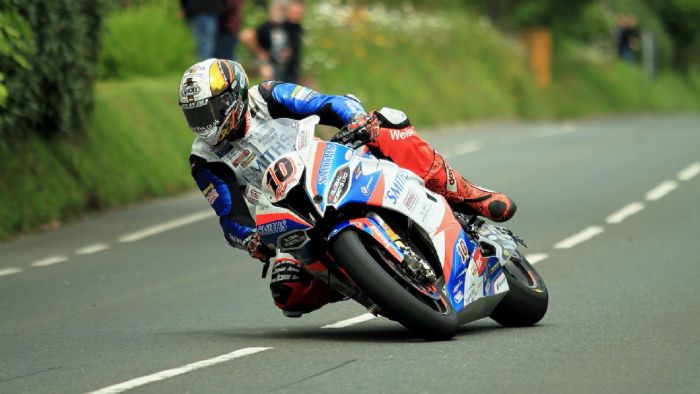 Θα μπορούσε να αλλάξει άραγε η αγωνιστική διαδρομή στο νησί, για να αποσυμφορηθεί η κίνηση τις ημέρες του αγώνα; 