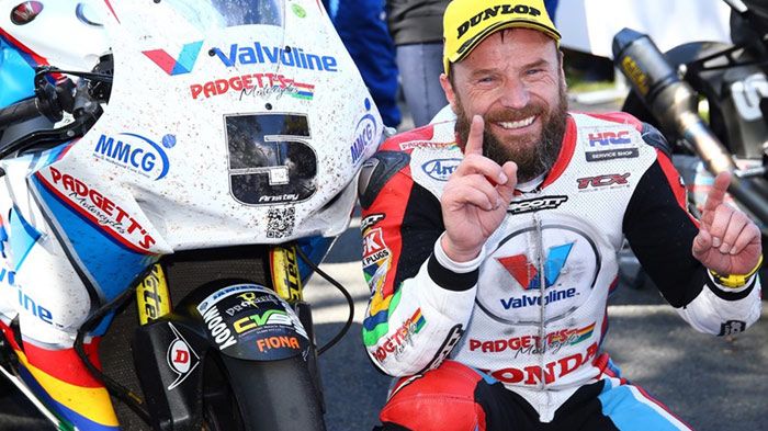 Φοβερή φάτσα ο συμπαθέστατος Bruce Anstey, τρελό μούσι, τρελή χαρά! Τι εννοείτε το CBR έχει χρόνια να εξελιχθεί; Πρώτος αγώνας ΙΟΜΤΤ 2015, πρώτη νίκη Honda!