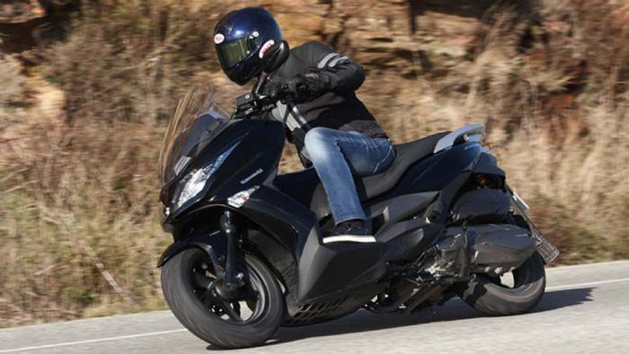 Aψογα ζυγισμένο, σταθερό υπό πίεση και ισχυρό. Το πρώτο scooter της Kawasaki ακ Aψογα ζυγισμένο, σταθερό υπό πίεση και ισχυρό. Το πρώτο scooter της Kawasaki ακολουθεί περήφανα τη sport παράδοση της εταιρείας.