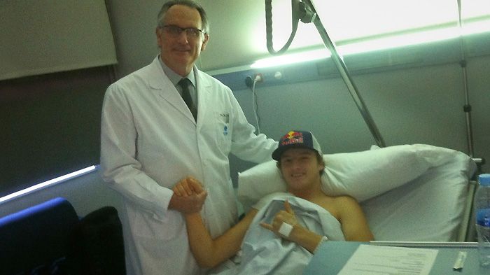 O Jack Miller μαζί με τον γιατρό του Dr. Mir. O Jack Miller μαζί με τον γιατρό του Dr. Mir.