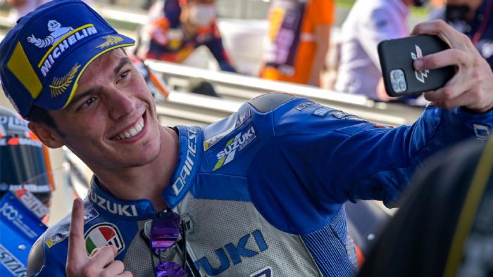 Ο Joan Mir γιορτάζοντας την νίκη του στην Valencia. Ο Joan Mir γιορτάζοντας την νίκη του στην Valencia.