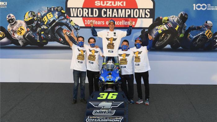 Ο Joan Mir πλαισιωμένος από την ομάδα του, εορτάζοντας τον παγκόσμιο τίτλο. Ο Joan Mir πλαισιωμένος από την ομάδα του, εορτάζοντας τον παγκόσμιο τίτλο.