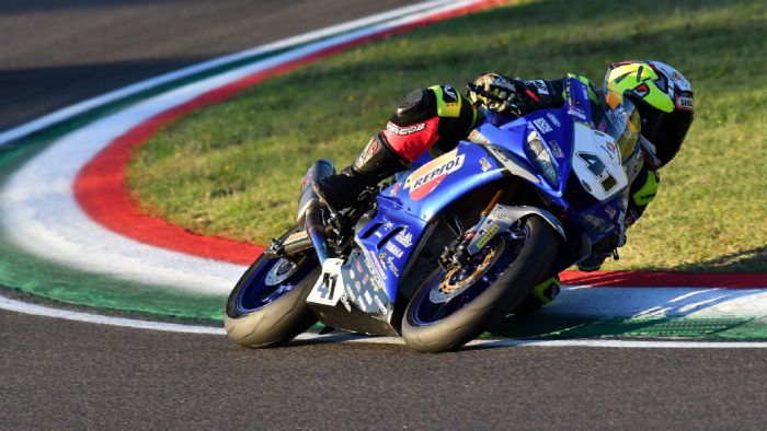 Στιγμιότυπα από την εμφάνιση του Γιάννη Περιστερά στην Imola της Ιταλίας. Στιγμιότυπα από την εμφάνιση του Γιάννη Περιστερά στην Imola της Ιταλίας.