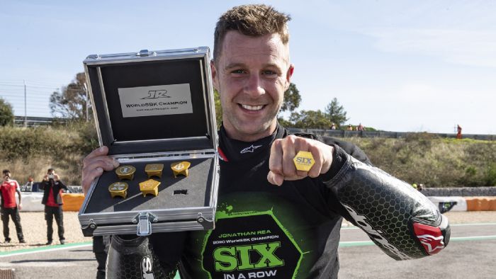 O Jonathan Rea με τα δαχτυλίδια των τίτλων του. O Jonathan Rea με τα δαχτυλίδια των τίτλων του.