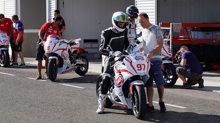 Στην πίστα της Αλμερίας στην Ισπανία βρέθηκαν οι αναβάτες του European Junior Cu Στην πίστα της Αλμερίας στην Ισπανία βρέθηκαν οι αναβάτες του European Junior Cup αδερφοί Καρακώστα.