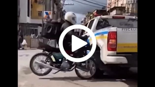 VIDEO: Αν δεν χωράς μέσα.. ανέβα καρότσα