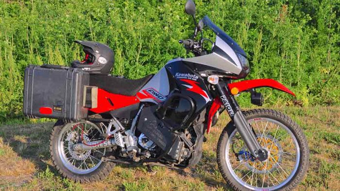 Από μακριά δείχνει ως οποιοδήποτε απλό και τίμιο KLR650, κρύβει όμως μερικά κόλπ Από μακριά δείχνει ως οποιοδήποτε απλό και τίμιο KLR650, κρύβει όμως μερικά κόλπα στο μανίκι του.