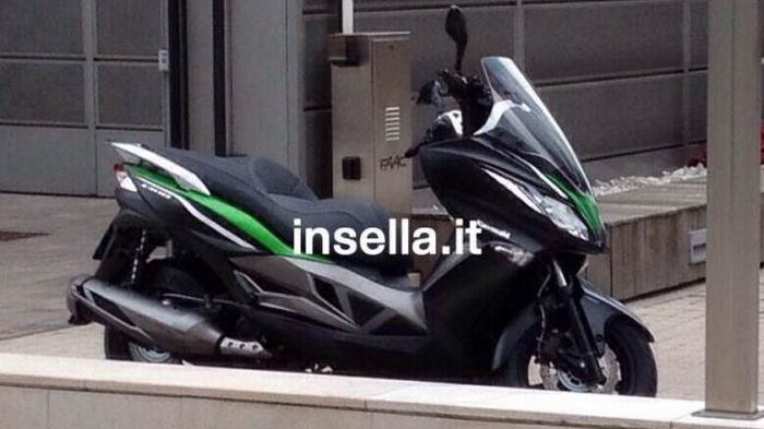Ιδού, το νέο Kawasaki J300 στην πρώτη του, κατασκοπική φωτογραφία.