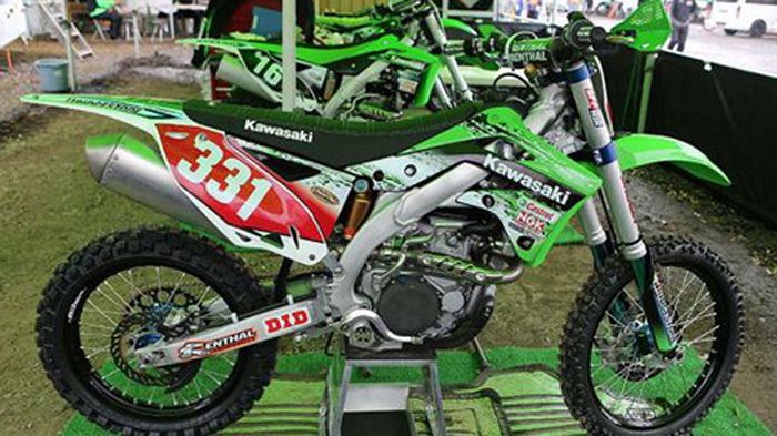 Χάρη στις κατασκοπικές φωτογραφίες από το πρωτάθλημα ΜΧ της Ιαπωνίας, έχουμε μια ιδέα για το πώς θα μοιάζει το Kawasaki KX 250F του 2014. 