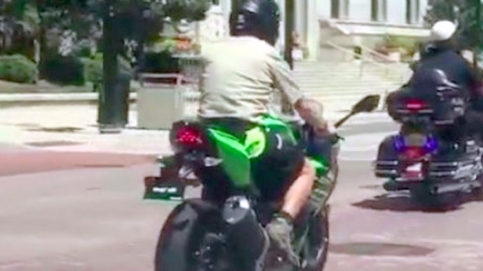 Οι φωτογραφίες που αποκαλύπτουν το νέο μοντέλο. Προσέξτε το Ninja 400 στην πινακίδα.