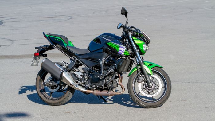 Το Riding School Kit προστατεύει όλα τα κρίσιμα σημεία της Kawasaki Z400, που προεξέχουν και θα πάθαιναν ζημιά σε πτώση. 