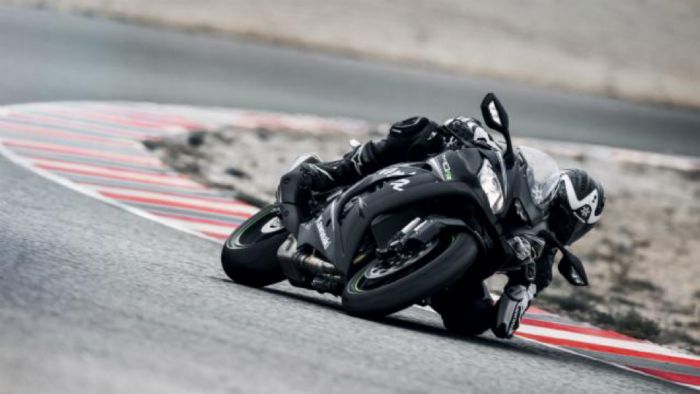 Τα δοχεία των αναρτήσεων, πίσω από τα καλάμια του πιρουνιού, είναι πλέον ασημί. Τα δοχεία των αναρτήσεων, πίσω από τα καλάμια του πιρουνιού, είναι πλέον ασημί.