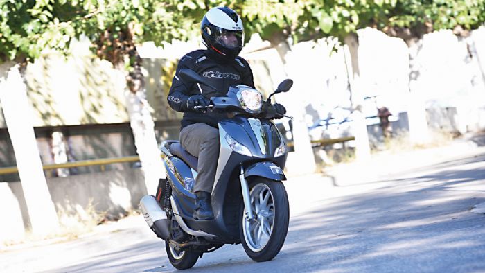 Σβέλτα σε δρόμο με στροφές αποδεικνύονται τα scooters και των δύο κατασκευαστών όπου θα αλλάξουν κατεύθυνση γρήγορα χωρίς να παρουσιάζουν ταλαντώσεις.