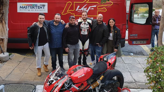 Όλοι όσοι συμμετείχαν σε αυτή την κίνηση αγάπης, σε μια αναμνηστική φωτογραφία. Τα χαμόγελα των παιδιών, η μεγαλύτερη ανταμοιβή τους.