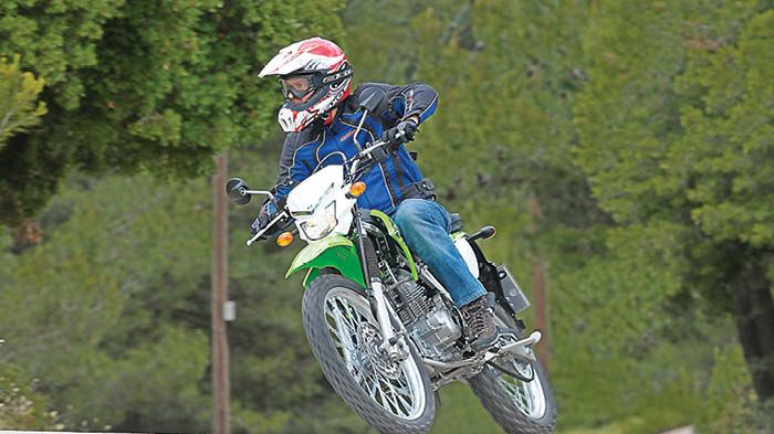 Στην άσφαλτο το μικρό Kawasaki θα κινηθεί ιδιαίτερα σβέλτα, εκπλήσσοντας τόσο το Στην άσφαλτο το μικρό Kawasaki θα κινηθεί ιδιαίτερα σβέλτα, εκπλήσσοντας τόσο τον αναβάτη του, όσο και τους άλλους.