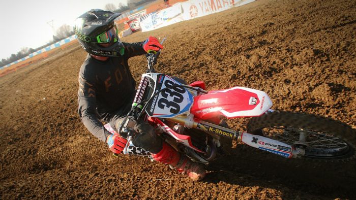 Ο Παναγιώτς Κουζής σε στιγμιότυπο αγωνιστικής δράσης. Ο Παναγιώτς Κουζής σε στιγμιότυπο αγωνιστικής δράσης.