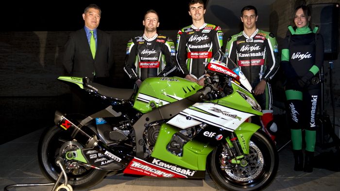 Από αριστερά: Shigemi Tanaka, Tom Sykes, Loris Baz, David Salom, κοπέλα Ninja. Από αριστερά: Shigemi Tanaka, Tom Sykes, Loris Baz, David Salom, κοπέλα Ninja.