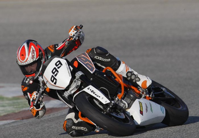 Πανάκριβα περιφερειακά αλλά τιμή κάτω από 10.000 ευρώ υπόσχεται η KTM για αυτό το απόλυτο εργαλείο διασκέδασης στο περιβάλλον μίας πίστας.