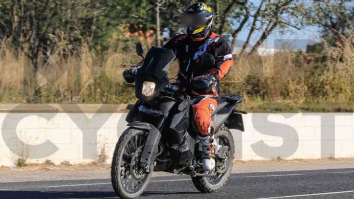 Η ΚΤΜ δοκιμάζει μια adventure μοτοσυκλέτα με τον νέο κινητήρα των 790 κυβικών