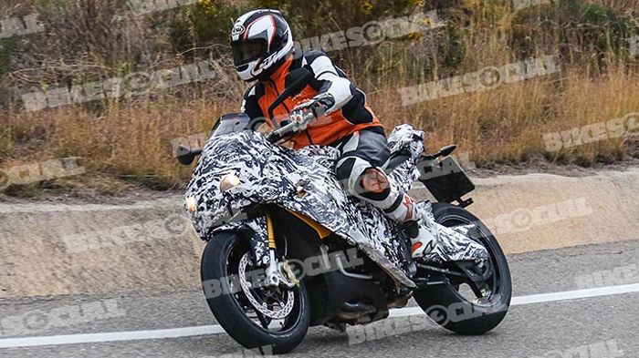 Αναβάτης με διακριτικά KTM εθεάθη στην Ισπανία πάνω σε ένα καλά καμουφλαρισμένο Aprilia Tuono. Έρχεται σιγά-σιγά ο V4;