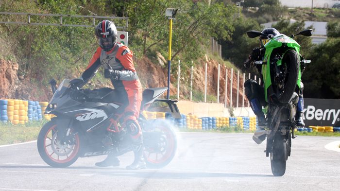 Οι δύο μικρές sport μοτοσικλέτες των Kawasaki και KTM απευθύνονται ακριβώς στο ίδιο κοινό, έχοντας παράλληλα ακριβώς την ίδια τιμή!