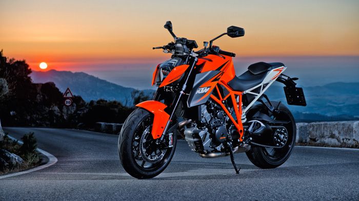 Η ΚΤΜ παρουσίασε το νέο 1290 Super Duke R, το οποίο θα είναι διαθέσιμο από τον Δ Η ΚΤΜ παρουσίασε το νέο 1290 Super Duke R, το οποίο θα είναι διαθέσιμο από τον Δεκέμβριο του 2013.