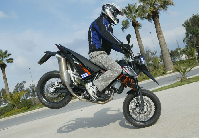 Δοκιμάζουμε το νέο supermotard  μοντέλο της Αυστριακής εταιρίας, KTM 690 SM.