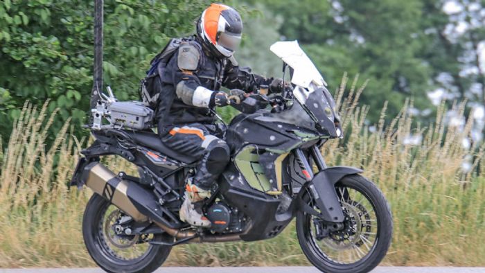 Προσέξτε τις αλλαγές, αλλά και το καμουφλάζ, στο εμπρός μέρος και κοντά στο ρεζερβουάρ...