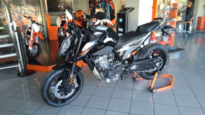 Πρώτη μούρη στο...κατάστημα, ακριβώς μπροστά από την είσοδο: Επιβλητική παρουσίαση. 