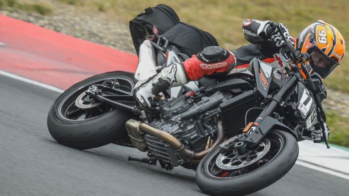 Αυτό είναι το ΚΤΜ 890 (;) Duke, που εντόπισαν Γερμανοί δημοσιογράφοι.