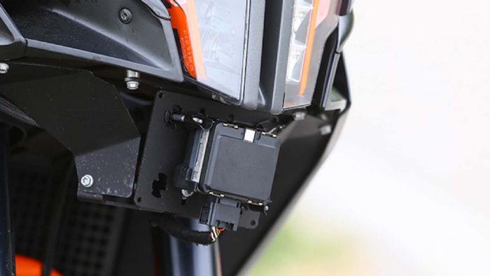 Το ειδικό ραντάρ που δοκιμάζει η KTM, κάτω από τον προβολέα ενός 1290 Super Adventure